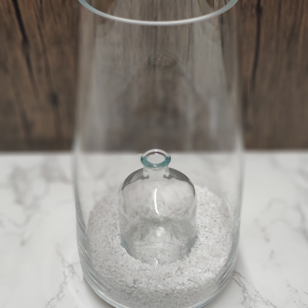GLASS VASE WITH WHITE ROCKS. SMALL GLASS INSERTED IN MIDDLE OF VASE. - Picture 5 of 10
